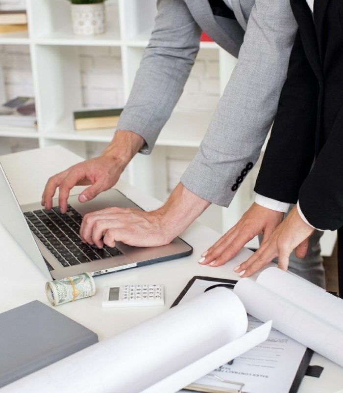 sales-agent-using-laptop-qznnscex9nknhb0ygzmljbwqsuq7cmkv6weeh9fxvk[1].jpg_202607031119